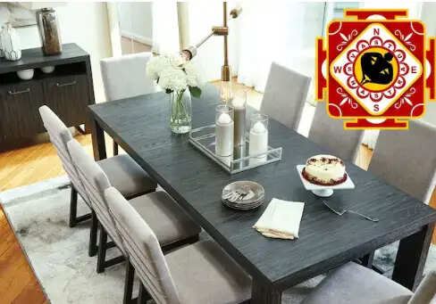 डाइनिंग टेबल पर न रखें ये चीजें, वरना होगा वास्तु दोष