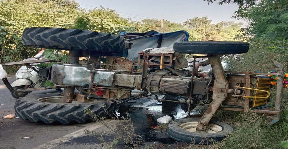 बाराबंकी में ट्रैक्टर-ट्रॉली और मोटरसाइकिल की टक्कर, दो की मौत
