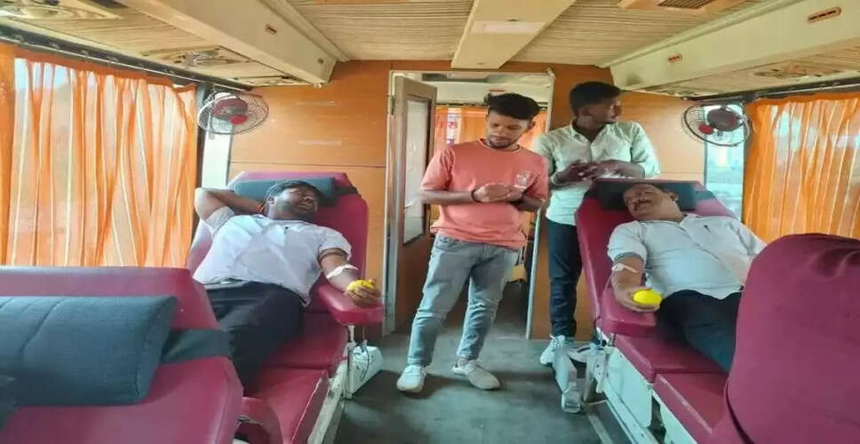 छत्तीसगढ़ के तहसीलदारों का अनोखा प्रदर्शन: रक्तदान कर उठाई मांगें