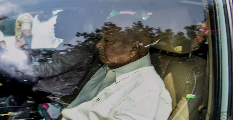 बिहार विधानसभा चुनाव: लालू यादव और परिवार ने किया मतदान, तेजस्वी ने किया बदलाव का आह्वान