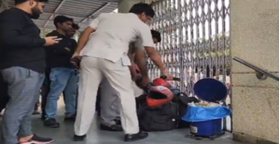 दिल्ली के कई अस्पतालों को बम से उड़ाने की धमकी, सर्च ऑपरेशन जारी