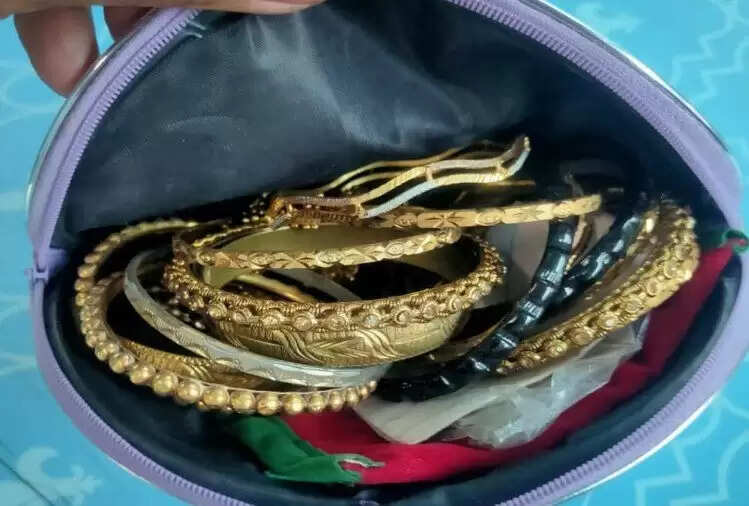 ईमानदारी की मिसाल: ऑटो चालक ने लौटाया सोने से भरा बैग