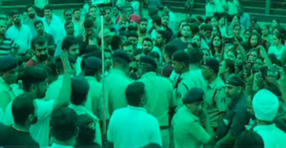 डीपीएस में मासूम बच्ची की सुरक्षा में लापरवाही पर फूटा अभिभावकों का गुस्सा, स्कूल प्रबंधन के खिलाफ नारेबाजी