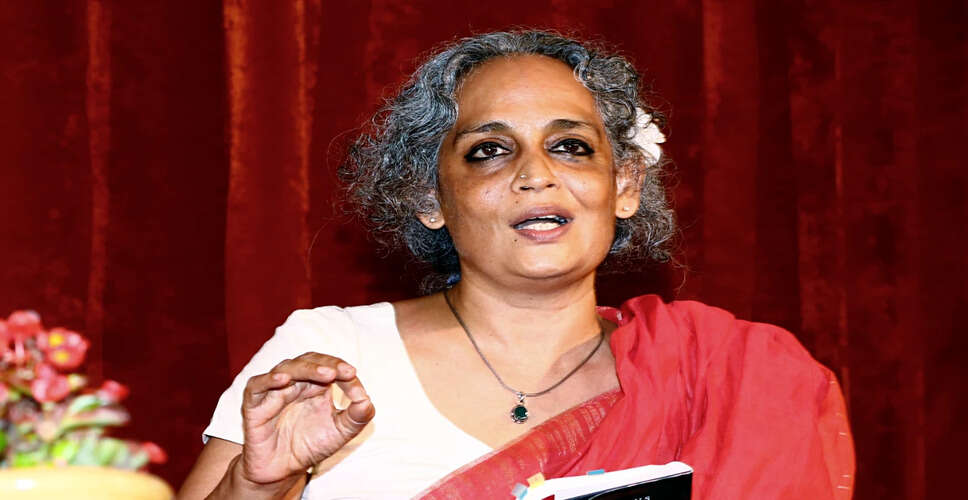 जम्मू-कश्मीर में 25 किताबों पर प्रतिबंध, अरुंधति रॉय और ए.जी. नूरानी की रचनाएँ शामिल