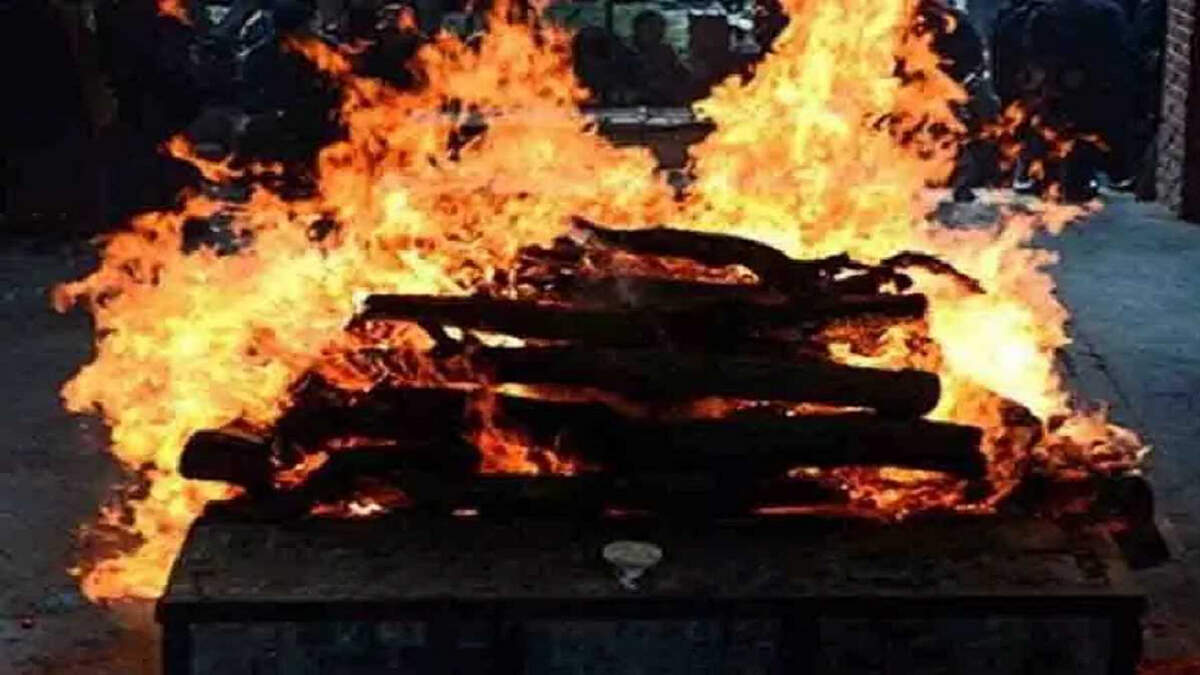 अजीबोगरीब घटना: अंतिम संस्कार के दौरान जिंदा हुआ व्यक्ति