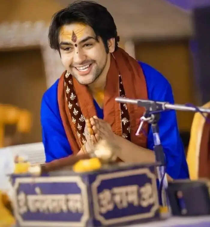 धीरेंद्र कृष्ण शास्त्री: भक्तों के बीच लोकप्रियता और संपत्ति पर चर्चा