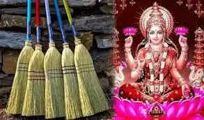 झाड़ू खरीदने और फेंकने के सही समय: वास्तु शास्त्र के अनुसार