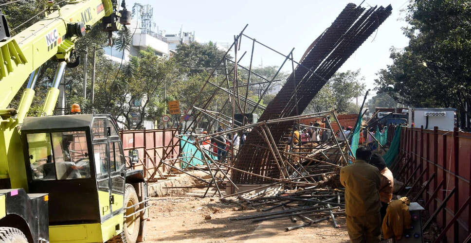 दक्षिण मुंबई में मेट्रो निर्माण स्थल पर बस गड्ढे में फंसी