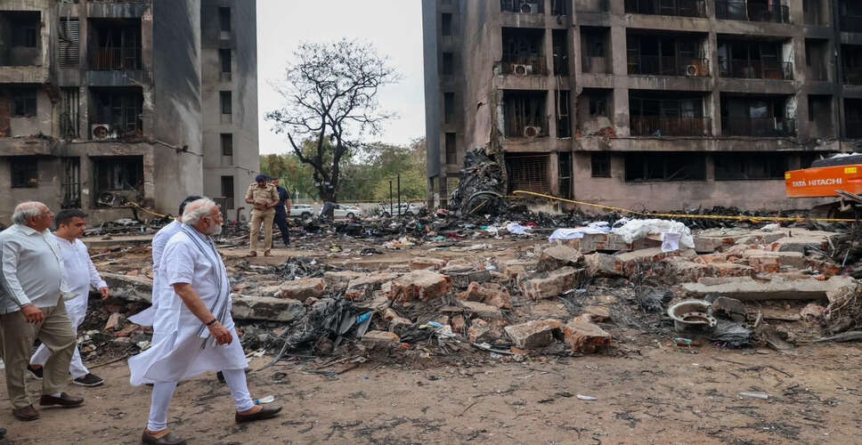 प्रधानमंत्री मोदी ने अहमदाबाद विमान दुर्घटना स्थल का दौरा किया