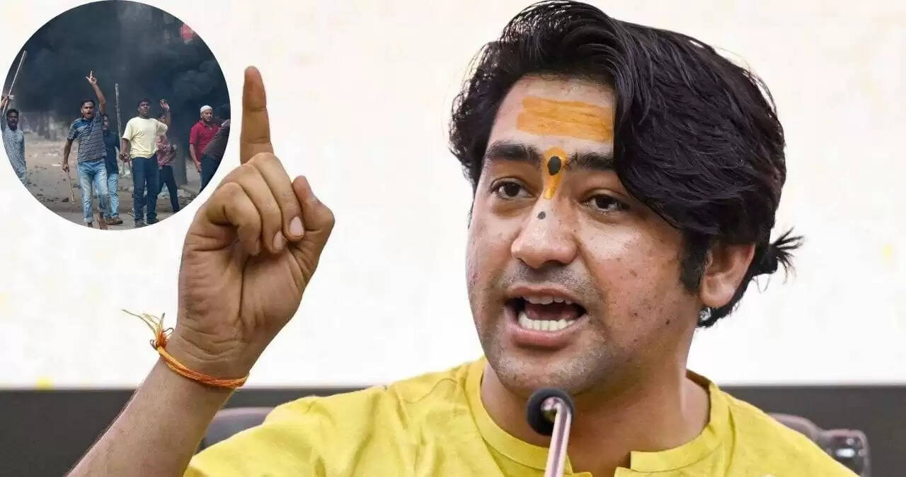 धीरेंद्र शास्त्री की चेतावनी: भारत में बांग्लादेश जैसी स्थिति से बचने के लिए हिंदुओं को एकजुट होना होगा