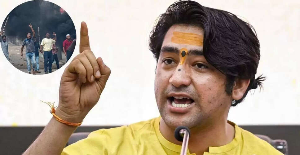 धीरेंद्र शास्त्री की चेतावनी: भारत में बांग्लादेश जैसी स्थिति से बचने के लिए हिंदुओं को एकजुट होना होगा