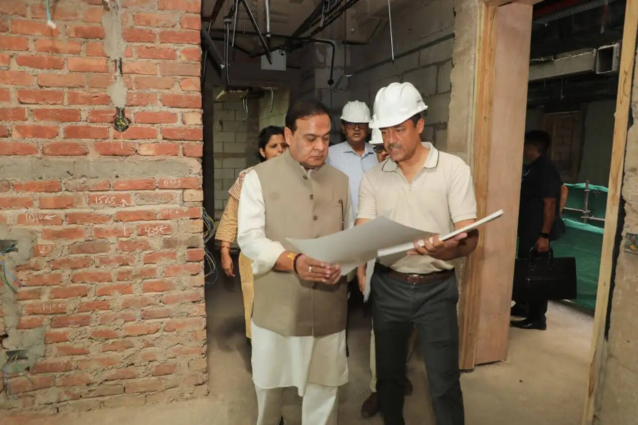दिल्ली में असम भवन के निर्माण की प्रगति की समीक्षा करते मुख्यमंत्री हिमंत बिस्वा सरमा