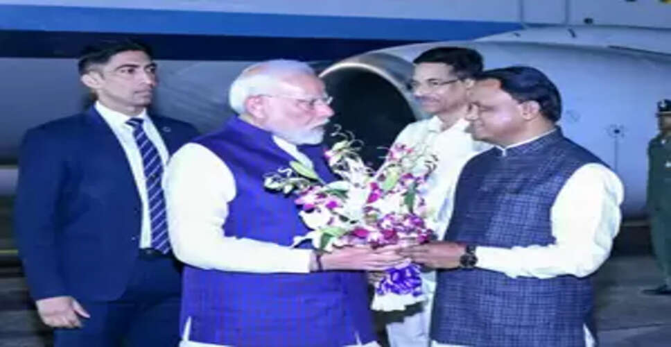 प्रवासी भारतीय दिवस सम्मेलन में शामिल होने को पीएम मोदी पहुंचे भुवनेश्वर, सीएम माझी ने किया स्वागत