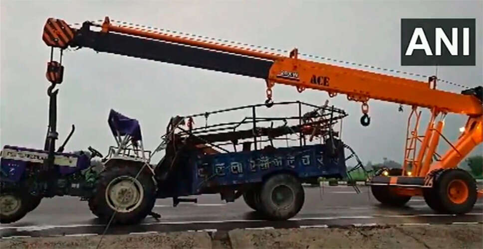 बुलंदशहर में ट्रक और ट्रैक्टर-ट्रॉली की टक्कर, आठ की मौत