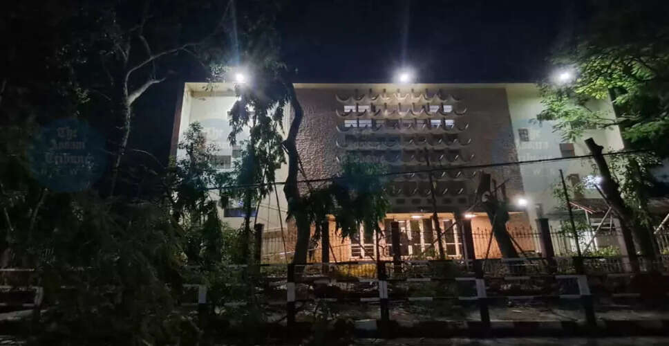 गुवाहाटी में रात के समय पेड़ों का स्थानांतरण, नागरिकों का विरोध
