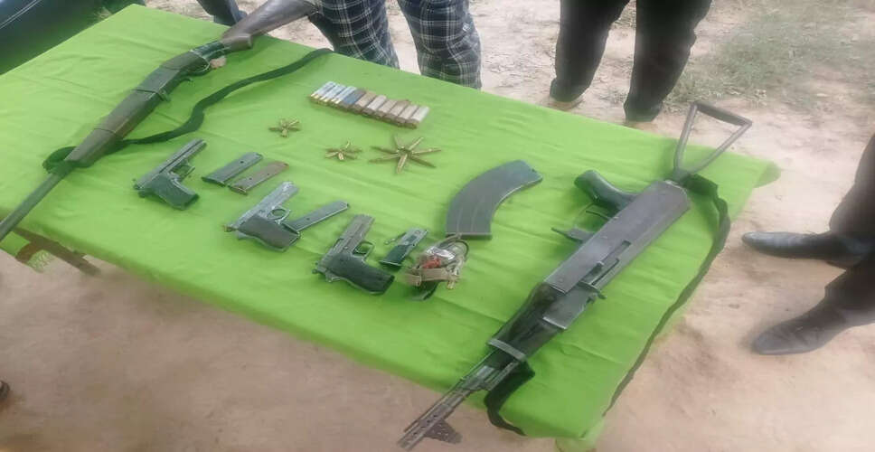 नए उग्रवादी समूह के दस सदस्य पुलिस के सामने आत्मसमर्पण करते हैं