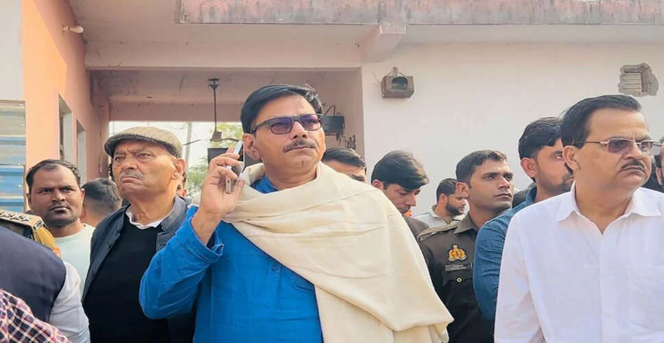 ग्राम नगला हुकम सिंह में मकान गिरने से राहत कार्य जारी