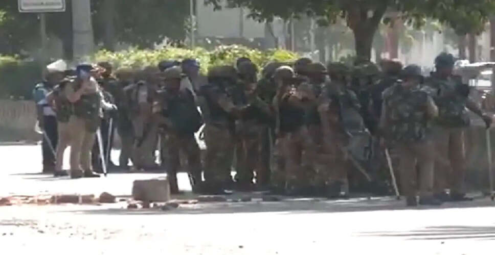 नोएडा में मजदूर प्रदर्शनों के दौरान हिंसा, पुलिस पर पथराव