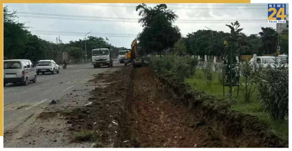 ग्रेटर नोएडा में इंडिया एक्सपो मार्ट के आसपास सड़क चौड़ीकरण का कार्य