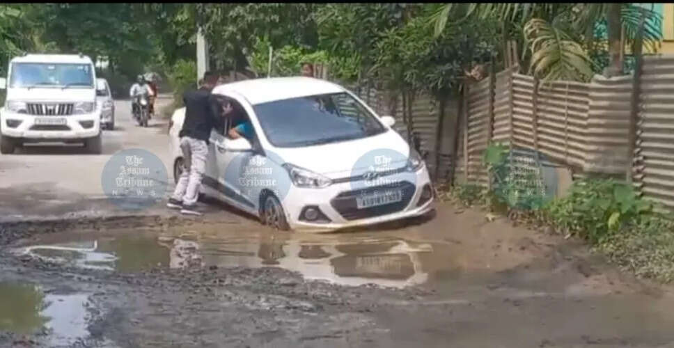 राहा में राष्ट्रीय राजमार्ग 37 पर सेवा सड़कों की दयनीय स्थिति पर स्थानीय निवासियों का विरोध