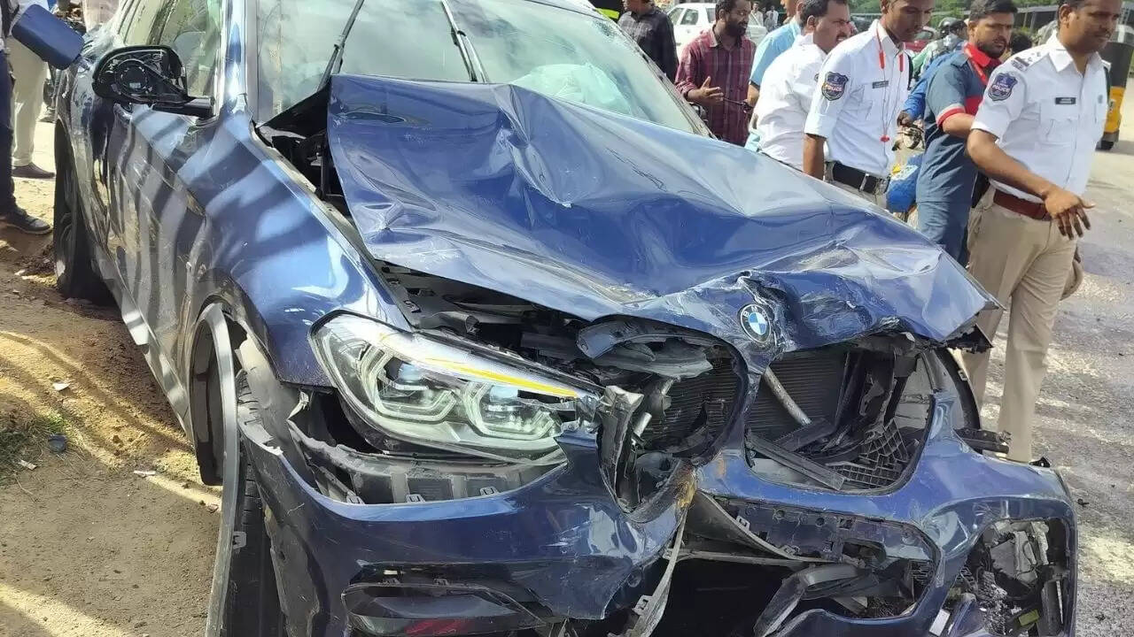 हैदराबाद में तेज रफ्तार BMW का सड़क हादसा, महिला घायल
