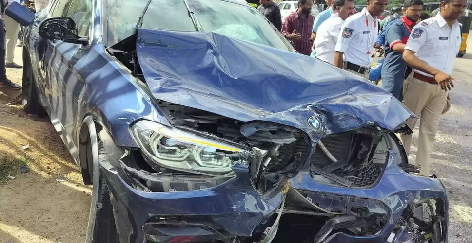 हैदराबाद में तेज रफ्तार BMW का सड़क हादसा, महिला घायल