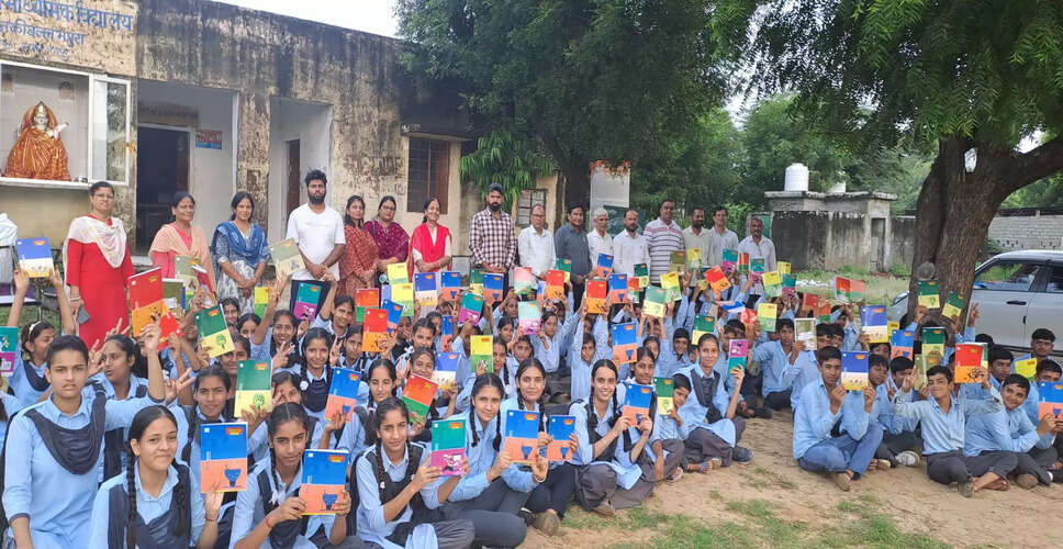 जानकीवल्लभपुरा में बच्चों को अभ्यास पुस्तिकाएं वितरित करने का कार्यक्रम
