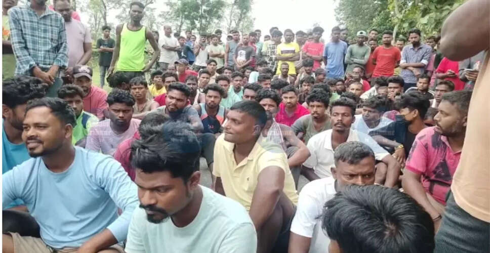 Behali में सड़क दुर्घटना के बाद प्रदर्शन, बिजली के पोल को हटाने की मांग
