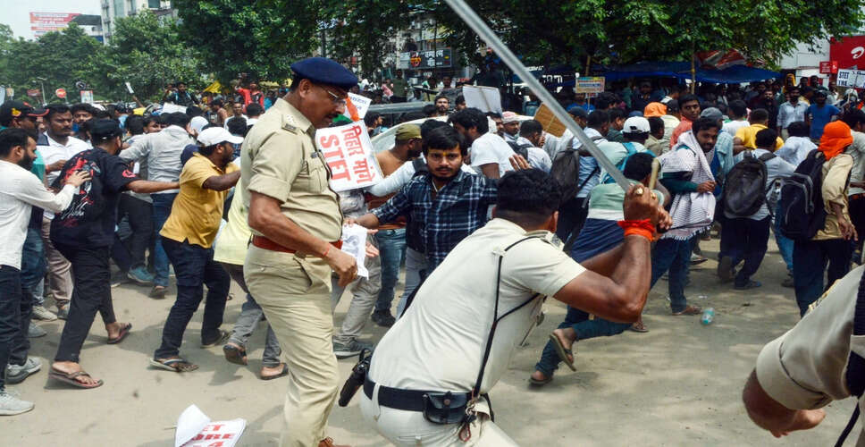 बिहार में एसटीईटी परीक्षा की मांग को लेकर छात्रों पर पुलिस का लाठीचार्ज