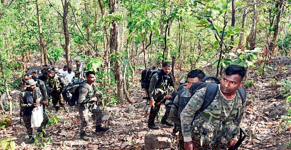 छत्तीसगढ़ में 51 नक्सलियों का आत्मसमर्पण, सुरक्षा बलों को मिली बड़ी सफलता
