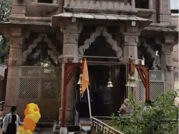 अचलेश्वर मंदिर में पुजारी और श्रद्धालु के बीच विवाद का वीडियो वायरल