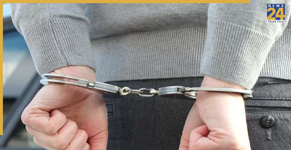 दिल्ली में कैब ड्राइवर की गिरफ्तारी, महिला छात्र के सामने अश्लील हरकत का आरोप