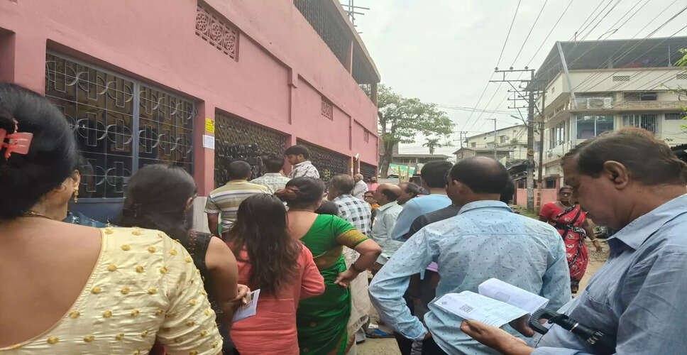 असम के कछार जिले में मतदान के दिन युवाओं की उम्मीदें