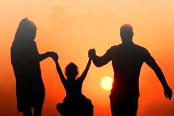 बेटियों के साथ मजबूत रिश्ते बनाने के लिए माता-पिता को क्या करना चाहिए