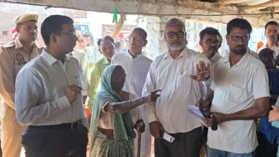 कानपुर में बुजुर्ग महिला की पीड़ा: बेटी ने घर से निकाला