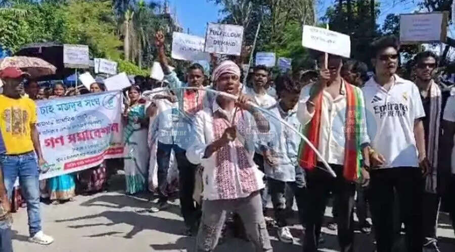 डिब्रूगढ़ में चाय समुदाय और आदिवासियों का बड़ा प्रदर्शन