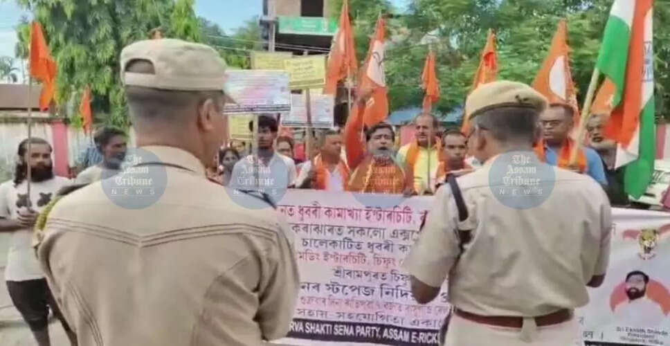चिरांग में रेल सेवाओं की बहाली के लिए स्थानीय लोगों का प्रदर्शन