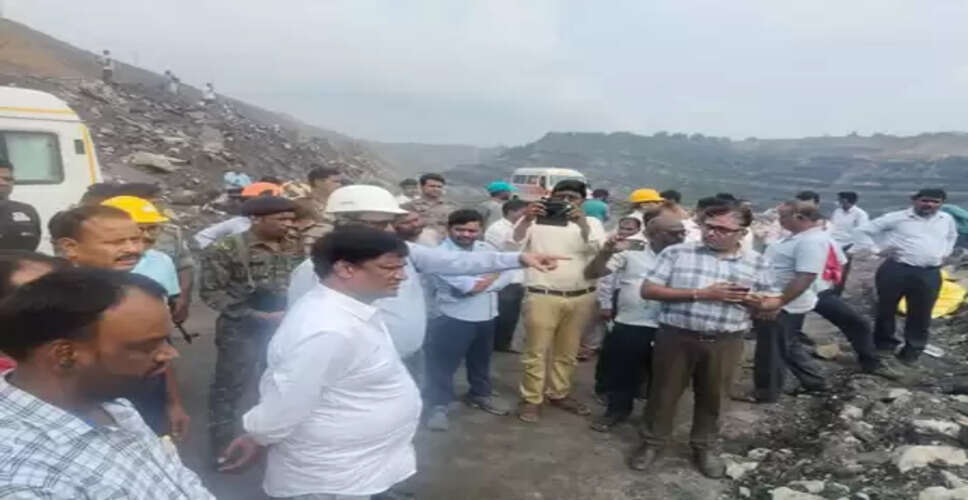 धनबाद: कोयला खदान में 300 फीट गहरे गड्ढे में गिरी वैन, छह मजदूर लापता, बचाव अभियान जारी