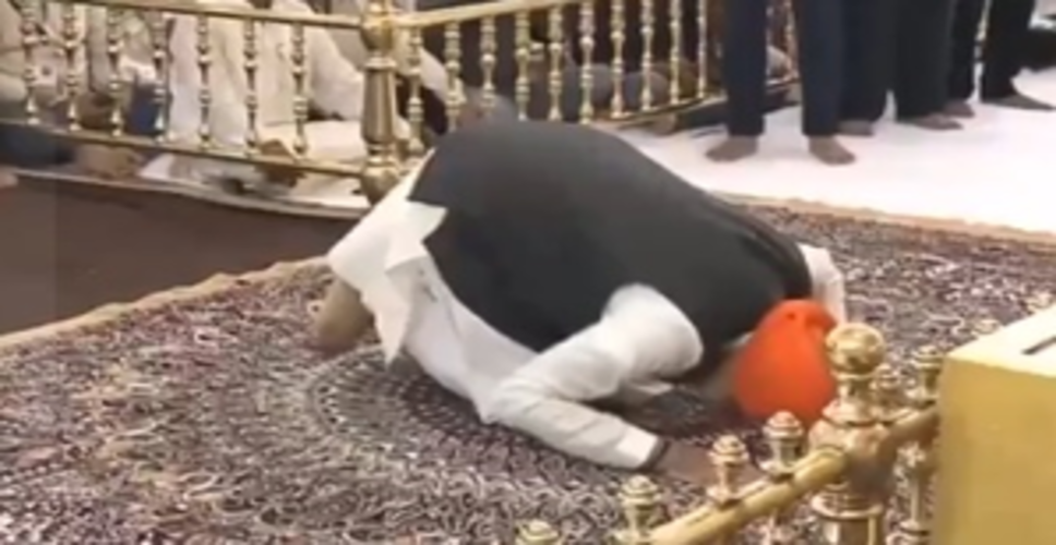 पीएम मोदी ने श्री हरमंदिर जी में टेका मत्था, लंगर में की सेवा