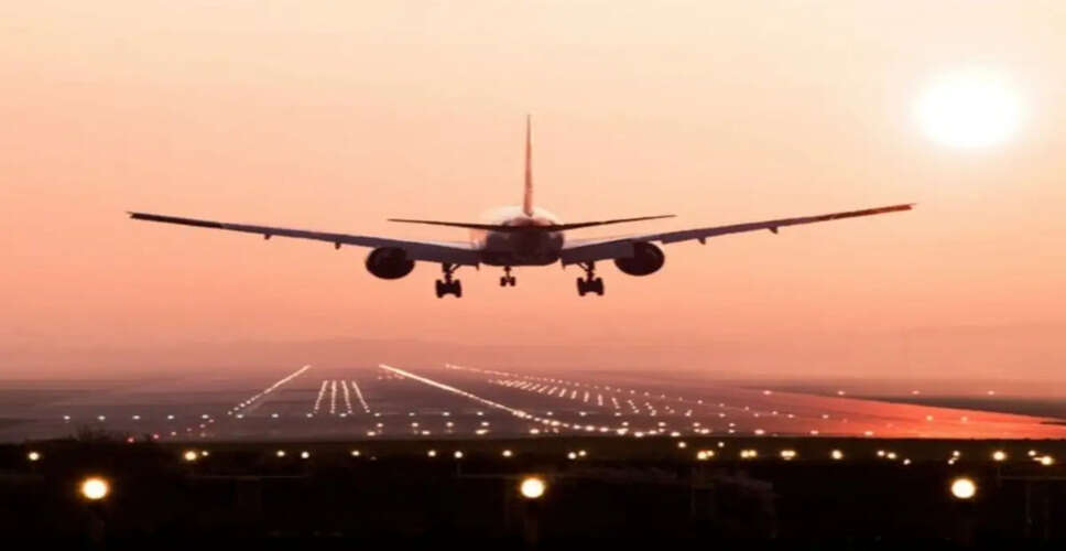 दिल्ली से हैदराबाद जा रही अकासा एयर की उड़ान में टकराव, सभी यात्री सुरक्षित