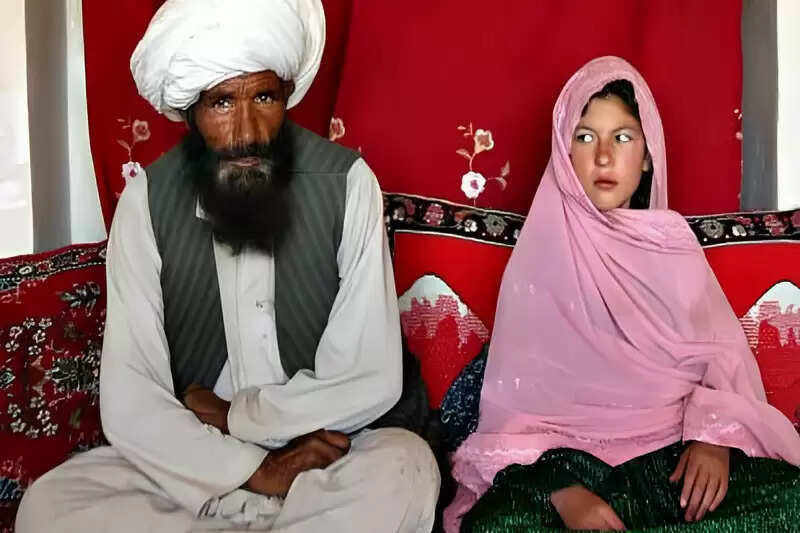बांग्लादेश की मंडी जनजाति की अनोखी परंपरा: पिता से पति बनने की कहानी