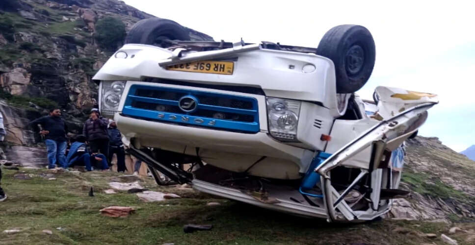 हिमाचल प्रदेश में टेम्पो ट्रैवलर दुर्घटना में दो लोगों की मौत