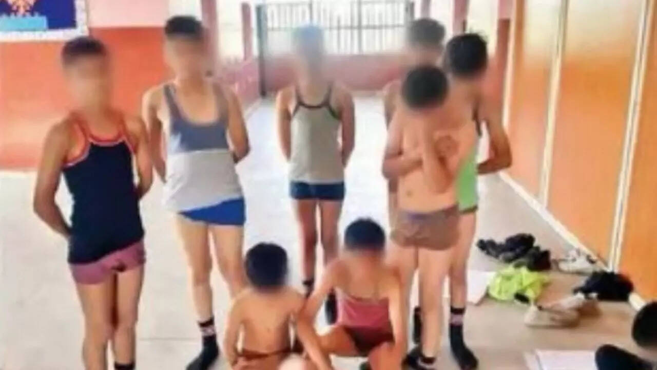 मध्य प्रदेश में छात्रों के साथ क्रूरता का मामला: होमवर्क न करने पर सजा