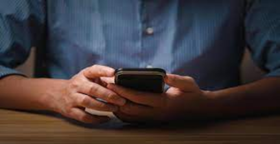 साइबर धोखाधड़ी : डीओटी ने 28,200 मोबाइल फोन ब्लॉक करने, 20 लाख कनेक्शनों के दोबारा सत्यापन का निर्देश दिया