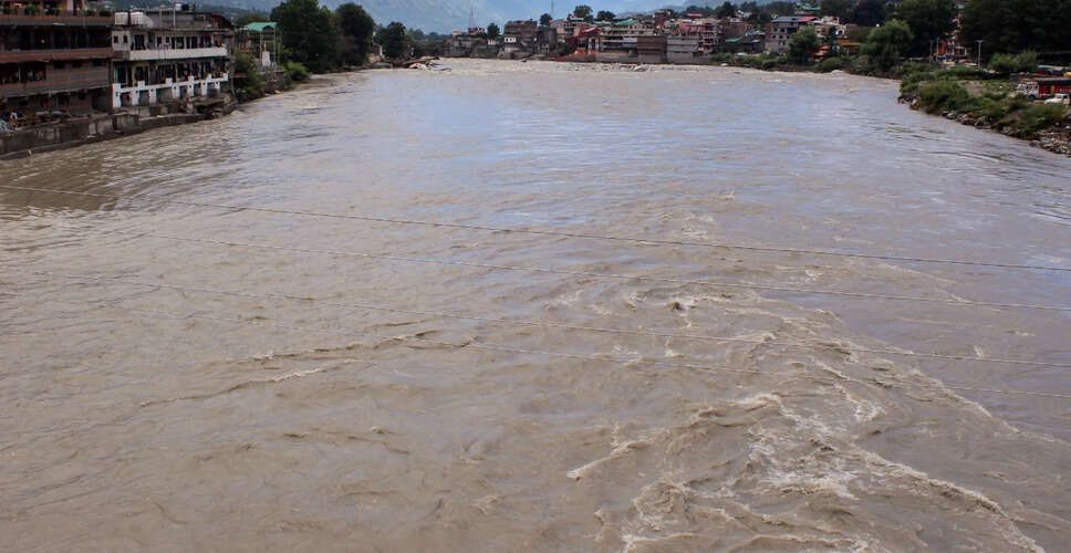 दिल्ली में यमुना नदी का जलस्तर बढ़ा, बाढ़ की चेतावनी जारी