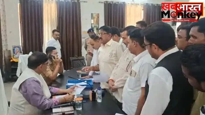 पीलीभीत में एसडीएम पर भ्रष्टाचार के आरोप, वकीलों ने की कार्रवाई की मांग