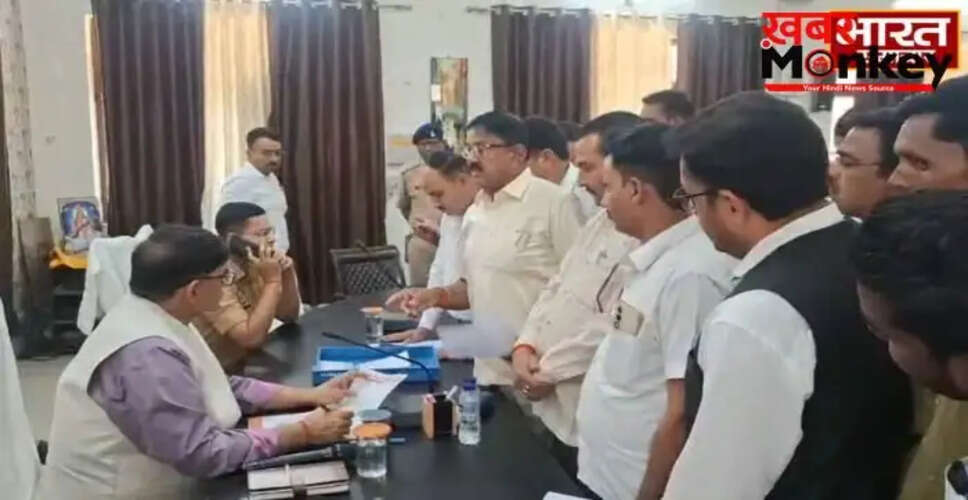 पीलीभीत में एसडीएम पर भ्रष्टाचार के आरोप, वकीलों ने की कार्रवाई की मांग