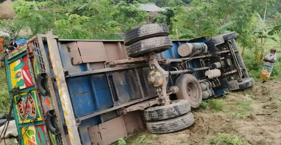 बांग्लादेश में ट्रक पलटने से 15 लोगों की मौत, 10 घायल
