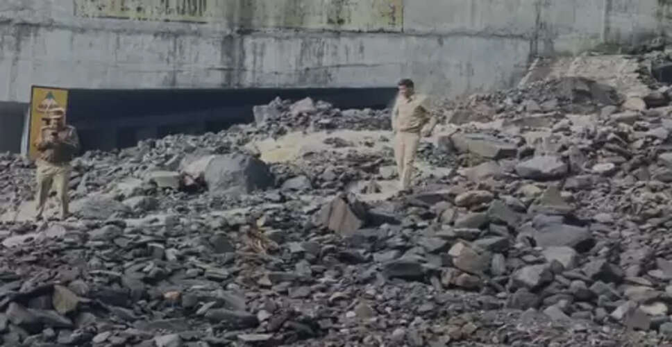 भूस्खलन के बाद मनाली-लेह राजमार्ग बंद, वाहनों को 'रोहतांग पास' से किया गया डायवर्ट