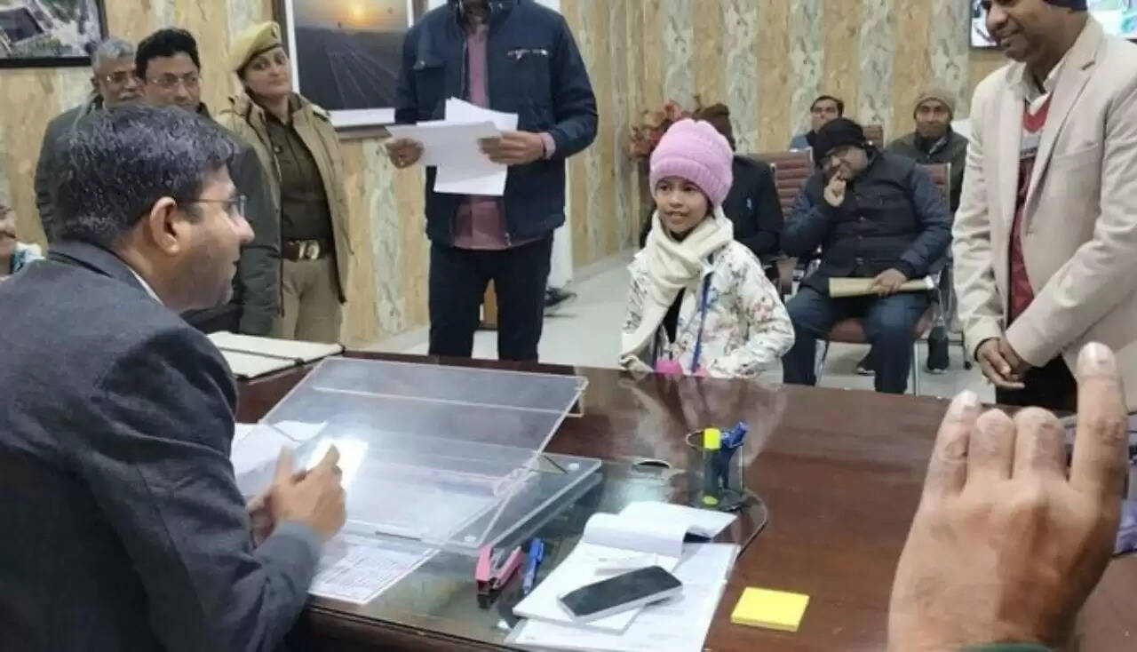 IAS दीपक मीणा: गोरखपुर के नए जिलाधिकारी की कहानी